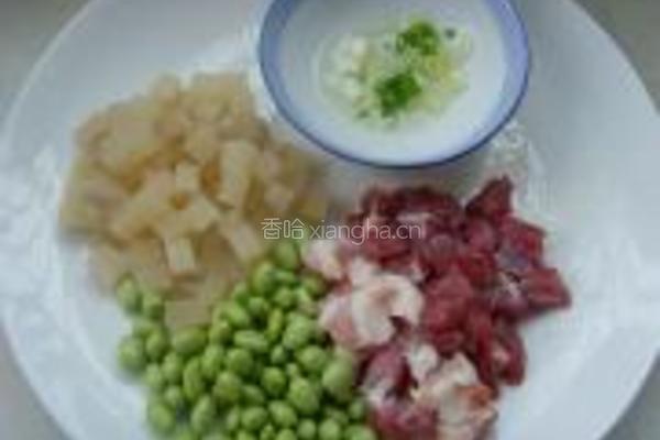 毛豆炒肉丁咸菜的做法图解1