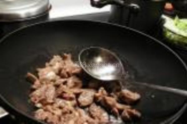大蒜小炒肉的做法图解2