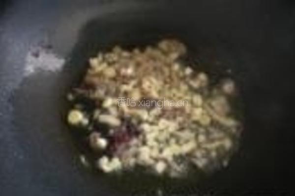 爆炒茧蛹的做法图解3