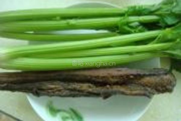 芹菜炒腊肉的做法图解1