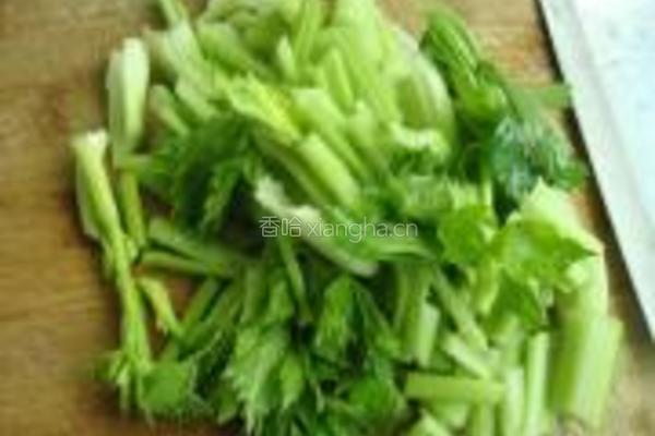 芹菜炒腊肉的做法图解2