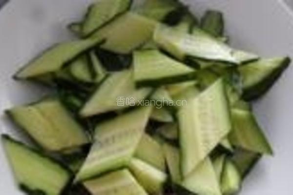 黄瓜炒肉片的做法图解1