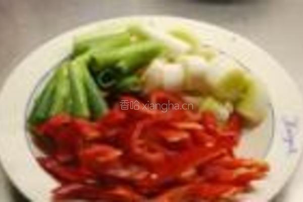 红椒大葱炒麋鹿肉的做法图解3