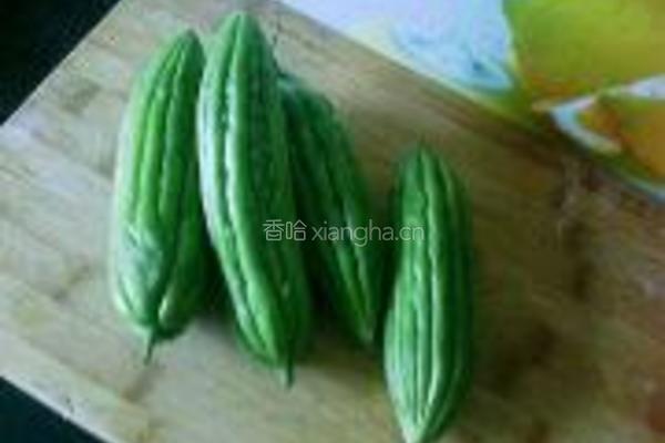 翠绿苦瓜的做法图解1