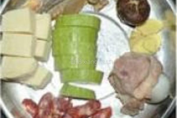 猪骨腊味冻豆腐汤的做法图解1