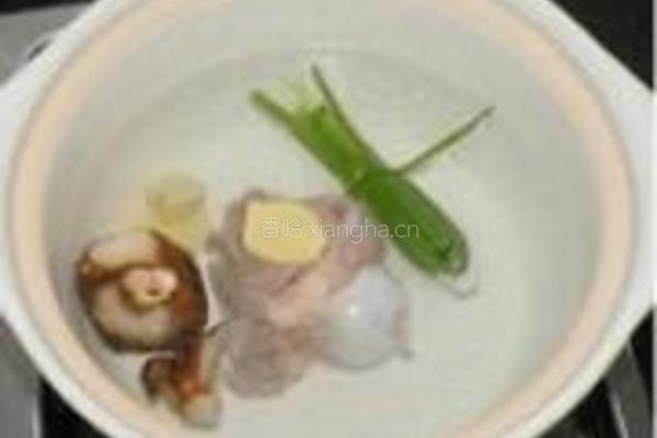 猪骨腊味冻豆腐汤的做法图解2