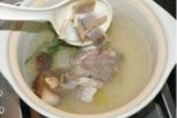 猪骨腊味冻豆腐汤的做法图解3