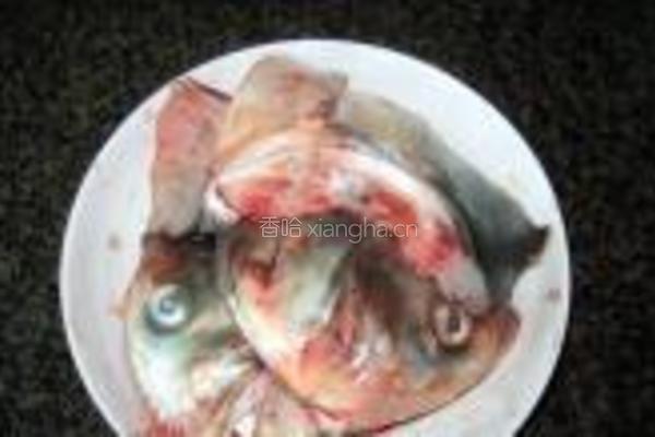 鲢鱼头炖豆腐的做法图解1