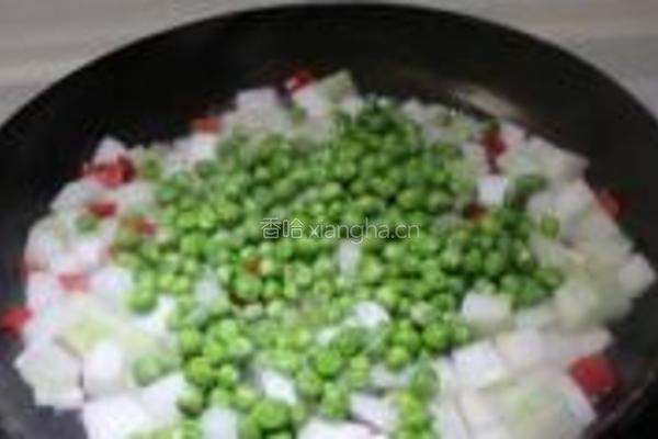 豌豆炒冬瓜的做法图解4