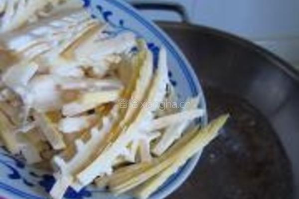 韭菜头炒冬笋的做法图解7