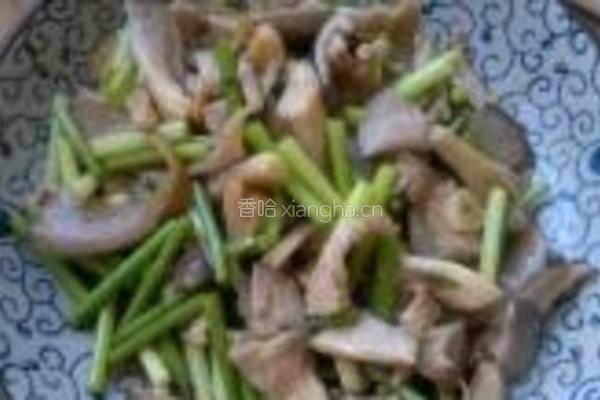 平菇炒蒜薹的做法图解5