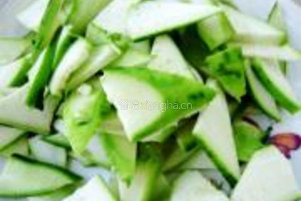 丝瓜炒鸡蛋的做法图解1