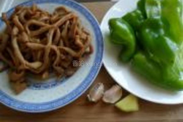 青椒炒鸭肠的做法图解1