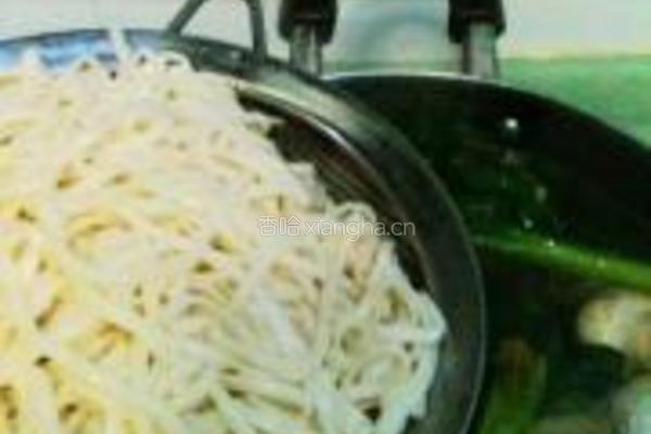 青菜菌菇牛筋汤面的做法图解10
