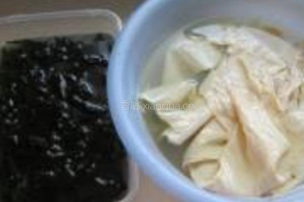 拌螺旋藻豆腐皮的做法图解1