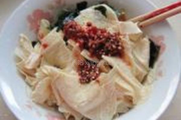 拌螺旋藻豆腐皮的做法图解2