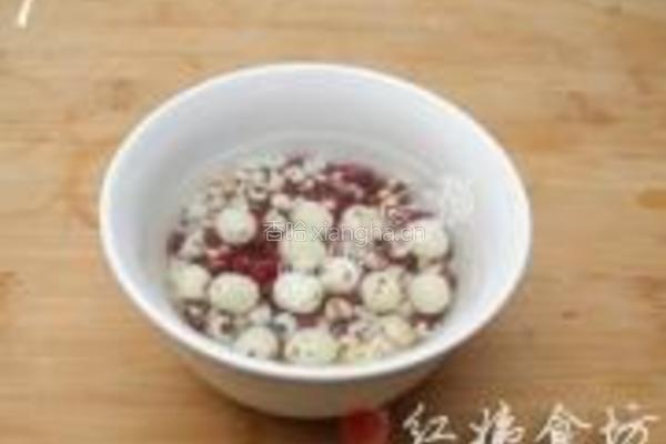 薏米红豆莲子粥的做法图解1