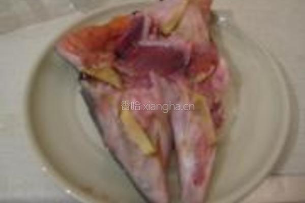 萝卜片鱼头汤的做法图解2