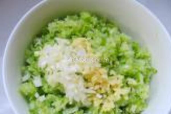萝卜韭菜大肉水饺的做法图解3