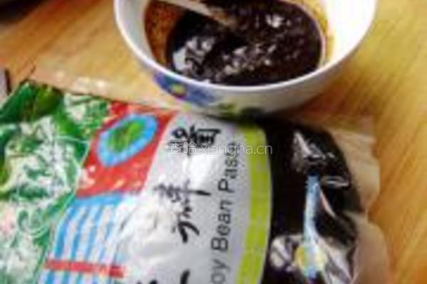 豇豆粒炸酱面的做法图解2