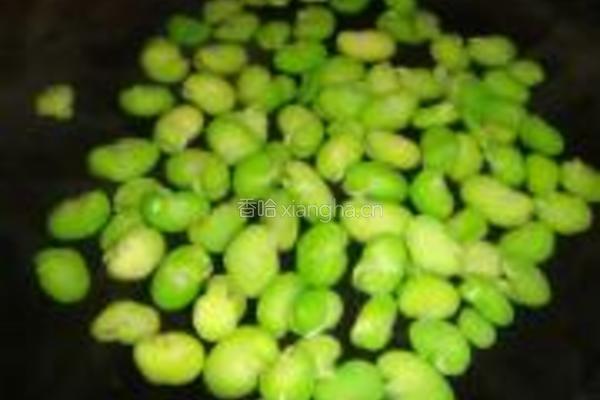 韭菜炒蚕豆米的做法图解2