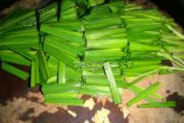 韭菜炒蚕豆米的做法图解3