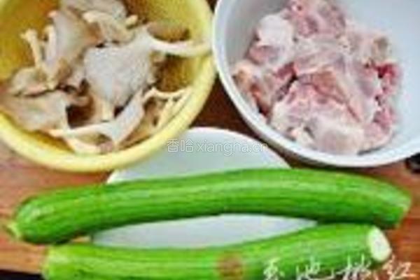 丝瓜蘑菇排骨汤的做法图解1