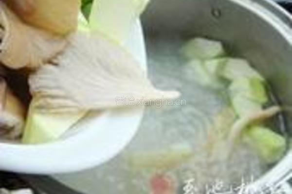 丝瓜蘑菇排骨汤的做法图解4
