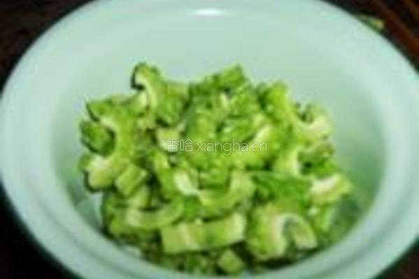 蚝油炒苦瓜的做法图解3
