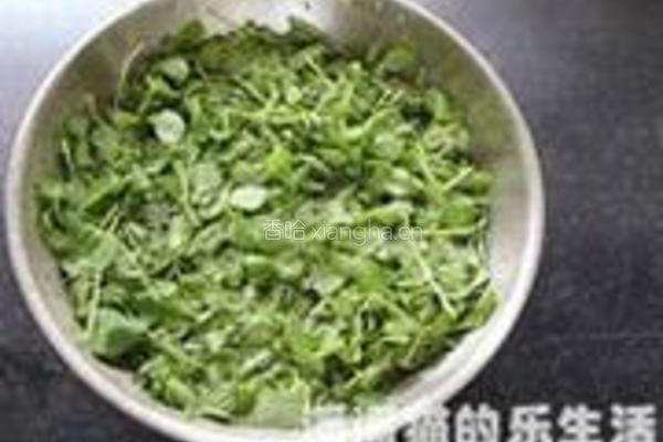 核桃仁拌豆尖的做法图解1
