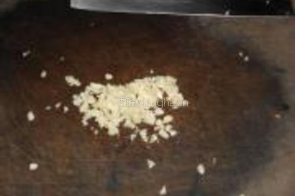 蒜茸炒佛手瓜的做法图解2