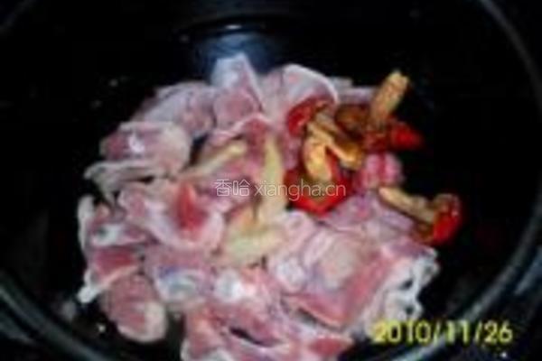 红菇羊肉汤的做法图解1