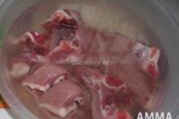 莲藕排骨汤的做法图解2