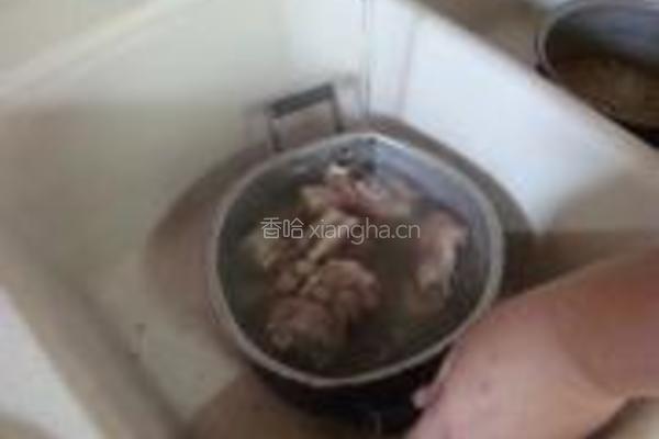 红烧黄豆猪蹄的做法图解2