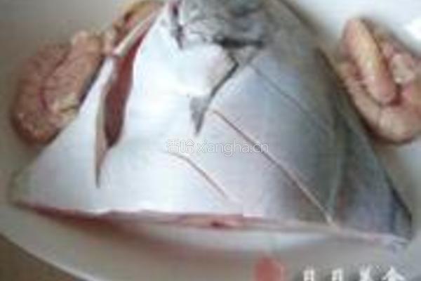 红烧鲳鱼的做法图解1