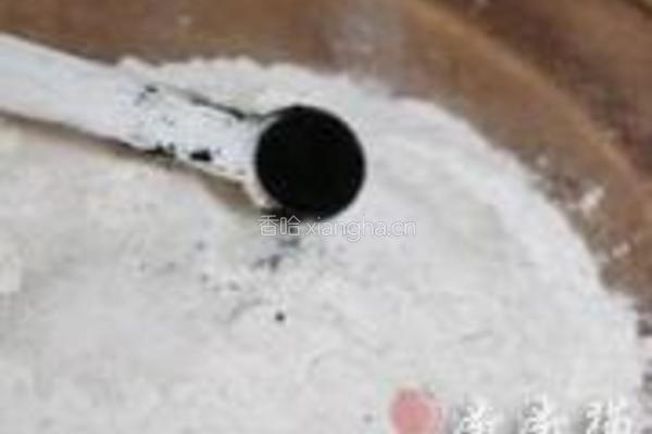 金枪鱼玉米竹炭餐包的做法图解2