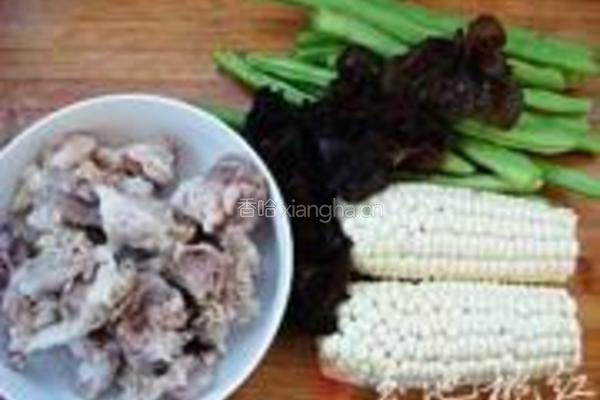 玉米豆角排骨煲的做法图解1
