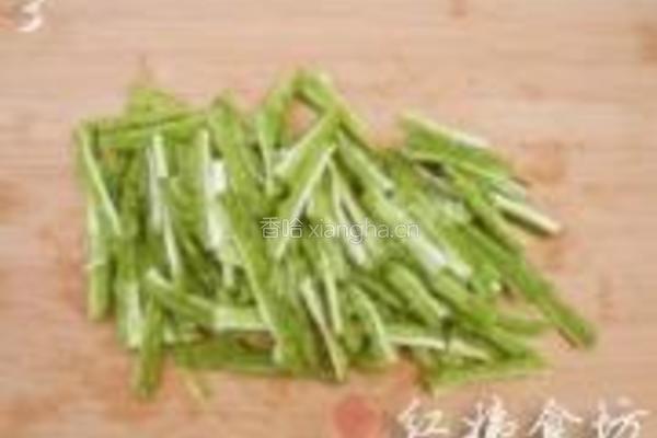 姜丝苦瓜炒鸡块的做法图解3