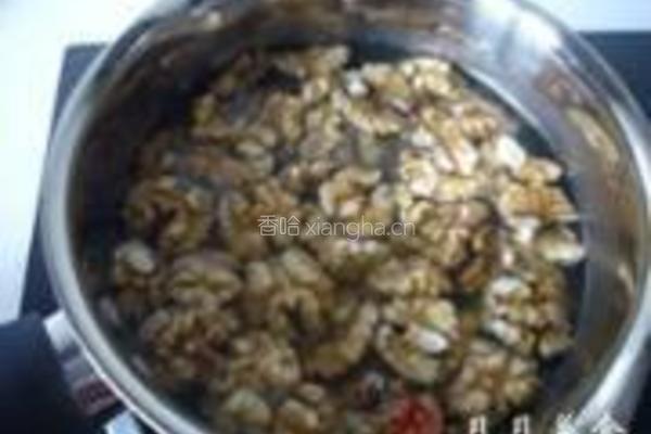 琥珀桃仁的做法图解1