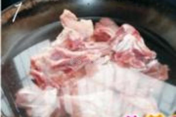 白萝卜煲猪骨汤的做法图解1