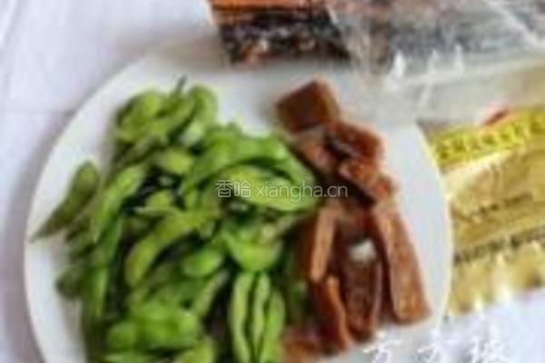 毛豆腊肉炒豆干的做法图解1