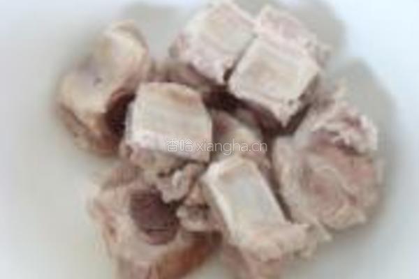 鸡腿蘑炖排骨的做法图解1