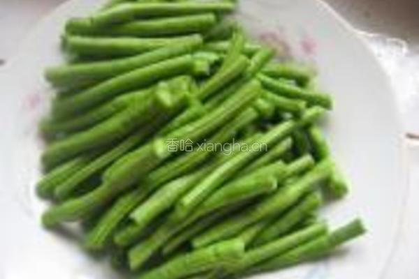 腐乳汁拌豇豆的做法图解1