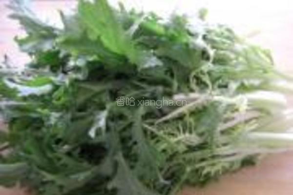 花生米拌苦苣的做法图解1
