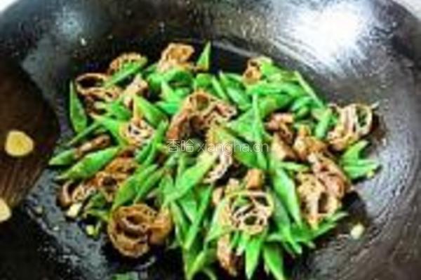 扁豆炒油素鸡的做法图解10