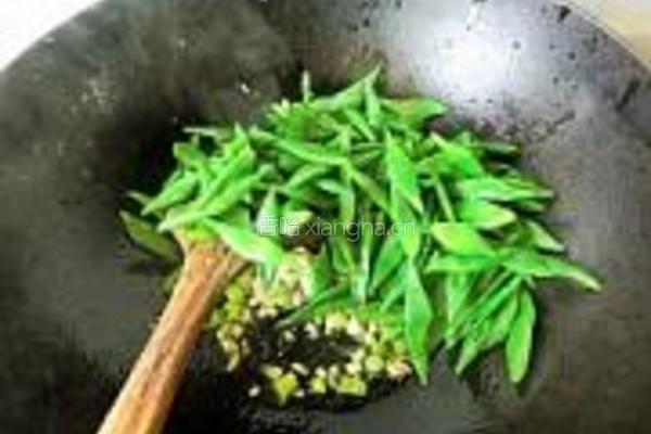 扁豆炒油素鸡的做法图解5