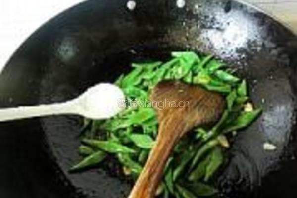 扁豆炒油素鸡的做法图解7