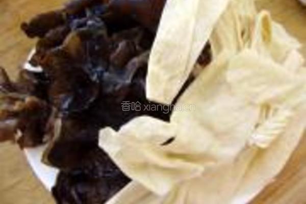 木耳烧白菜的做法图解2
