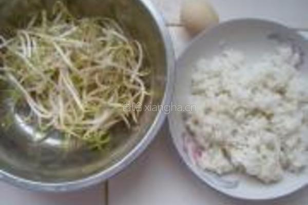绿豆芽蛋炒饭的做法图解1