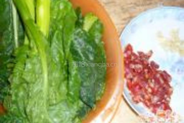 腊肠炒芥蓝菜的做法图解1